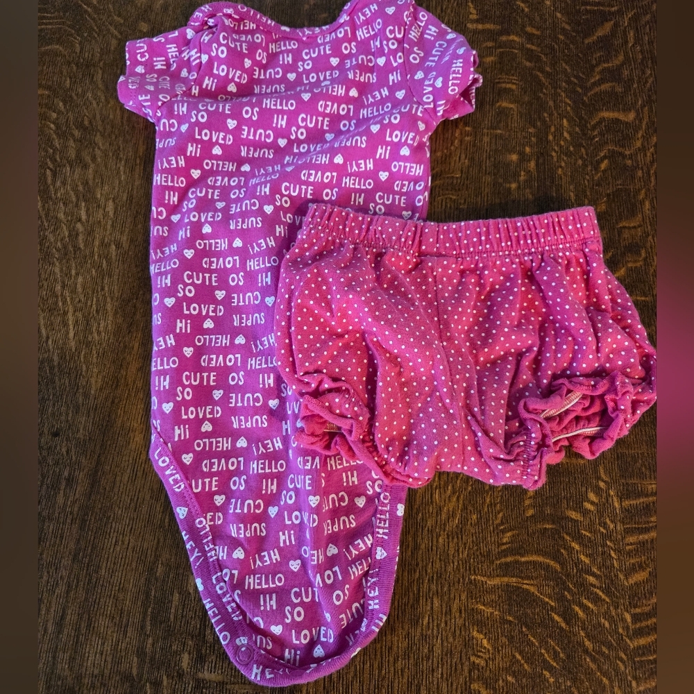 12 Month Tops and Bottoms: 3 Onesies and Blue Stretch Leggings/Ruffled Shorts - Picture 5 of 12